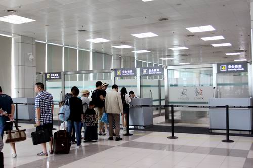 一旅客冒用他人身份证乘机被民航新疆机场安检柜台的身份证识别仪识破
